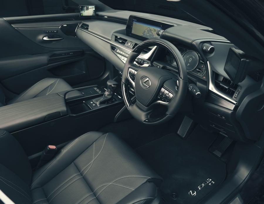 Интерьер Lexus ES300h with Digital Door Monitors 2020 года  (UK) (фото 15 из 40)